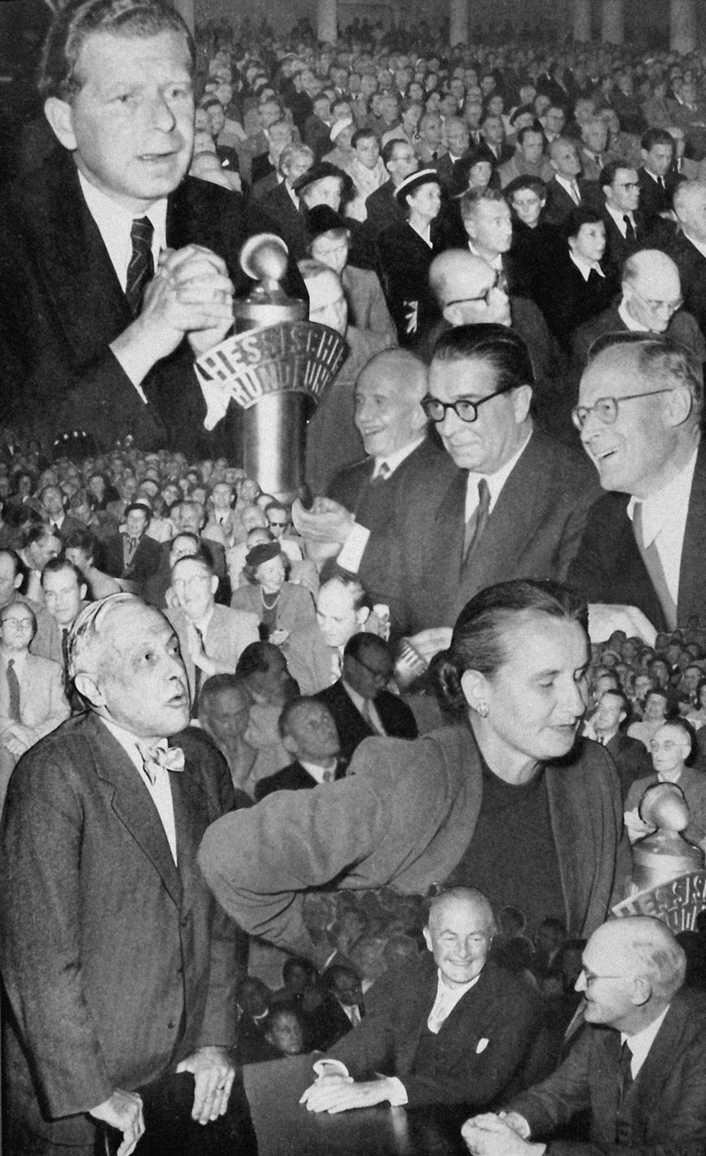 Juliane Roh (unten rechts) in einer Collage zum 3. Darmstädter Gespräch „Mensch und Technik“, 1952. Fotograf: Pit Ludwig, pbs-Pressebildstudio; Collage: Erich Roether. Reproduktion aus: Schwippert, Hans (Hg.): Mensch und Technik: Erzeugnis – Form – Geb...