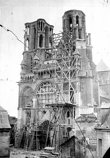 Foto (schwarz/weiß): Fassade einer Kirche mit zwei Türmen. Eingerüstet. 1855
