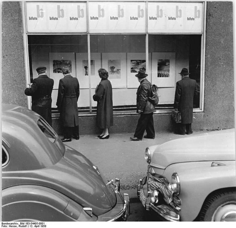 [Abbildung: Rudolf Hesse, Eröffnung der der 1. Internationalen Fotoausstellung in Berlin (bifota), 12.4.1958, Bundesarchiv]