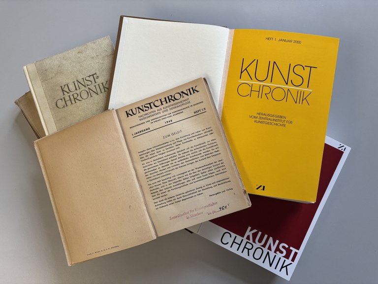 Verschieden alte Ausgaben der Kunstchronik, gestapelt