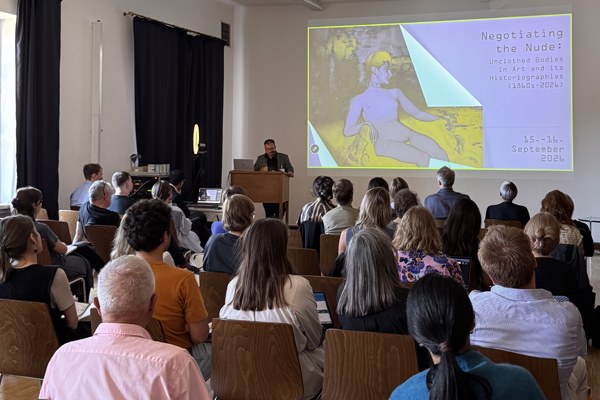 dr-dominik-brabant-eroeffnet-die-konferenz-negotiating-the-nude-am-15-september-2026-im-zi-foto-s-spieler