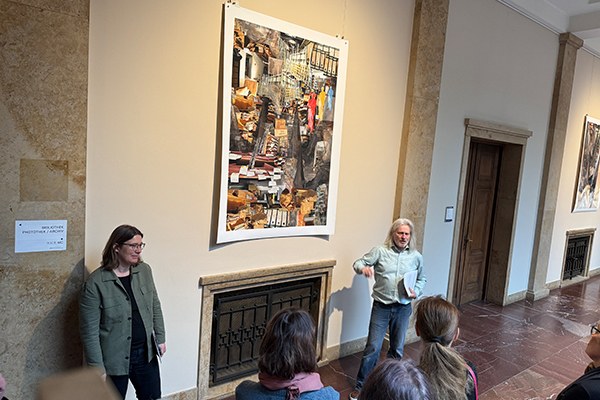 fuehrung-durch-die-ausstellung-die-unterlagen-befinden-sich-im-zustand-der-ablage-poesie-und-verwaltung-aus-dem-archiv-des-kuenstlerverbund-im-haus-der-kunst-e-v-im-lichthof-des-zi-laufzeit-der-ausstellung-20-maerz-bis-04-april-foto-eva-blueml