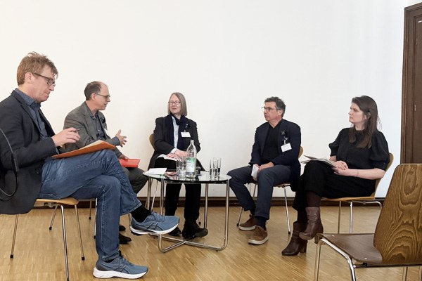 roundtable-gespraech-transformationen-der-fotokampagne-am-3-april-2025-im-zi-foto-susanne-spieler