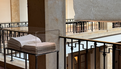 Ausstellung im Lichthof // Die Unterlagen befinden sich im Zustand der Ablage. Poesie und Verwaltung aus dem Archiv des Künstlerverbund im Haus der Kunst e.V.