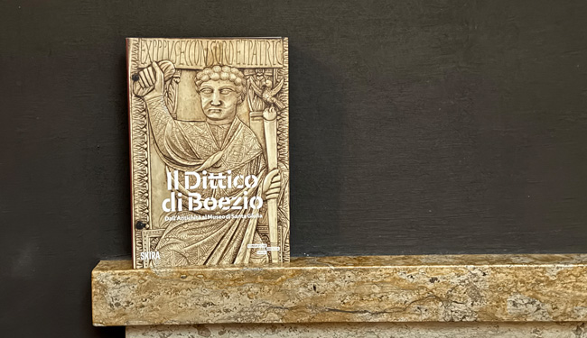 Erschienen in italienischer Sprache // Francesca Morandini, Maria Virginia Montorfani: l Dittico di Boezio ( Catharina Blänsdorf, Nicole Pulichene, Esther Wipfler:The Boethius Diptych. New Findings in Technical Art History, Iconography, and Paleography)