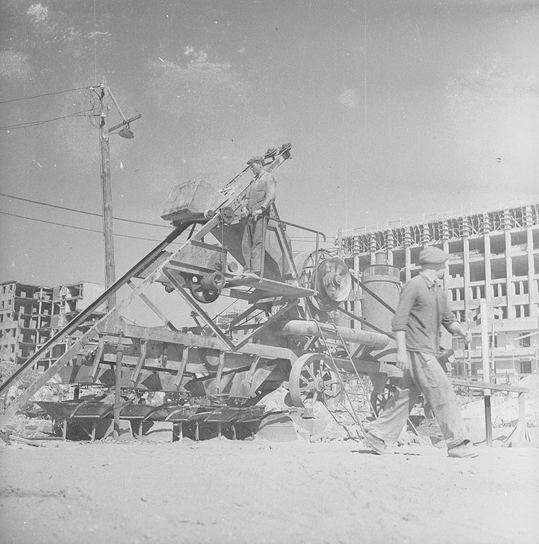 Foto: Bauarbeiter mit Straßenbaugerät, 1947