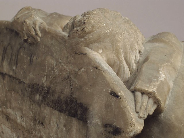 Detail von Trauernder Junge ruht auf Helm und Schild (südniederländisch oder rheinisch), spätes 15. Jahrhundert, Alabaster. New York, Metropolitan Museum of Art, Rogers Fund, 1936, 36.146.2